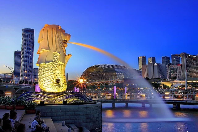 Singapore là một quốc đảo có chủ quyền tại khu vực Đông Nam Á, nằm ngoài khơi về mũi phía nam của bán đảo Mã Lai và cách xích đạo 137 km về phía bắc.