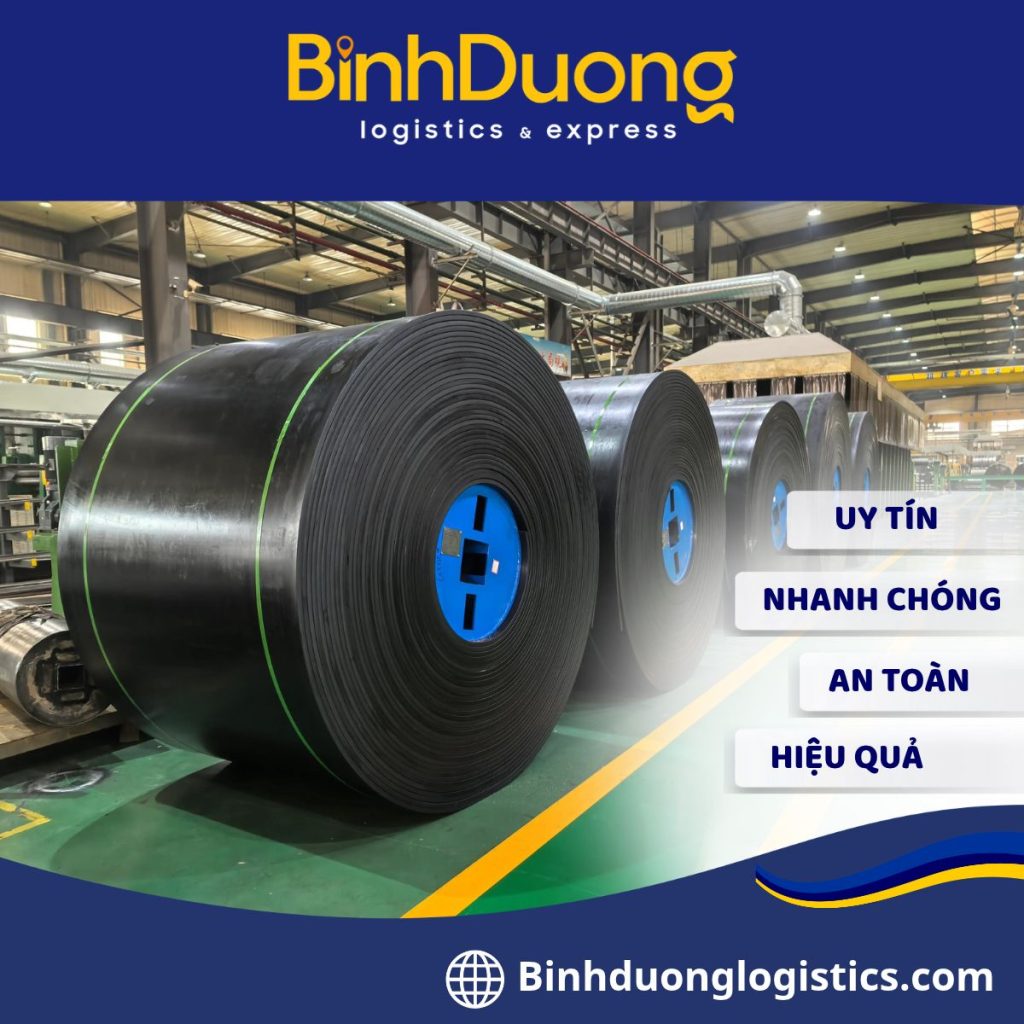 Vận chuyển băng tải cao su công nghiệp từ Bình Dương đi Quảng Ngãi Băng tải cao su công nghiệp là vật liệu được sử dụng trong nhiều dây chuyền sản xuất và hệ thống vận chuyển nguyên liệu. Sản phẩm thường xuất hiện tại nhà máy chế biến, cơ sở sản xuất vật liệu xây dựng, kho hàng và khu công nghiệp. Khi cần thay thế hoặc lắp đặt hệ thống mới, doanh nghiệp có thể phải vận chuyển băng tải từ nơi cung ứng đến nhà máy sử dụng. Bình Dương là địa bàn tập trung nhiều hoạt động sản xuất và phân phối thiết bị công nghiệp. Từ đây, băng tải cao su có thể được vận chuyển đến Quảng Ngãi để phục vụ nhu cầu lắp đặt, bảo trì và mở rộng dây chuyền. Do hàng hóa thường được cuộn thành kiện lớn, quá trình vận chuyển cần chú ý đến trọng lượng, đường kính cuộn và phương án cố định trên xe. 1. Đặc điểm của băng tải cao su công nghiệp 1.1. Cấu tạo và kích thước hàng hóa Băng tải cao su công nghiệp thường gồm lớp cao su bên ngoài và phần gia cường bên trong. Tùy mục đích sử dụng, kết cấu có thể sử dụng lớp bố vải hoặc cáp thép để đáp ứng yêu cầu chịu lực. Sản phẩm được sản xuất với nhiều chiều rộng, độ dày và chiều dài khác nhau. Khi giao hàng, băng tải thường được cuộn tròn để thuận tiện cho việc lưu kho và vận chuyển. Những cuộn lớn có thể có trọng lượng đáng kể, đòi hỏi phương án nâng hạ phù hợp. 1.2. Các loại băng tải thường vận chuyển Băng tải cao su được sử dụng trong nhiều môi trường công nghiệp. Một số loại phổ biến gồm băng tải cao su trơn, băng tải gân và băng tải chịu nhiệt. Băng tải trơn thường được dùng để vận chuyển vật liệu trên bề mặt tương đối bằng phẳng. Băng tải gân có cấu tạo bề mặt phù hợp với một số hệ thống vận chuyển có độ nghiêng. Trong khi đó, băng tải chịu nhiệt được thiết kế cho điều kiện làm việc có nhiệt độ cao theo thông số của nhà sản xuất. Sự khác biệt về kết cấu và kích thước ảnh hưởng đến cách đóng gói, bảo quản và xếp hàng trên phương tiện. 2. Chuẩn bị băng tải tại Bình Dương 2.1. Kiểm tra hàng trước khi vận chuyển Trước khi xuất kho, cần kiểm tra chiều rộng, đường kính cuộn, trọng lượng và số lượng kiện. Những thông tin này là cơ sở để lựa chọn phương tiện và thiết bị nâng hạ. Bề mặt cao su cũng cần được kiểm tra nhằm phát hiện các dấu hiệu rách, biến dạng hoặc hư hỏng từ trước. Với hàng giao theo từng cuộn, việc đánh dấu và ghi nhận số lượng giúp quá trình kiểm đếm thuận tiện hơn. 2.2. Đóng gói và bảo vệ cuộn băng tải Băng tải thường được cuộn và cố định trước khi đưa lên xe. Tùy yêu cầu của sản phẩm, lớp bảo vệ bên ngoài có thể sử dụng màng bọc hoặc vật liệu đóng gói phù hợp. Phần mép cuộn cần được bảo vệ để hạn chế va chạm với các vật cứng. Nếu cuộn có lõi hoặc trục hỗ trợ nâng hạ, cần kiểm tra khả năng chịu lực của bộ phận này trước khi sử dụng. Việc đóng gói đúng cách giúp hạn chế bụi bẩn, hơi ẩm và tác động cơ học trong suốt quá trình vận chuyển. 3. Vận chuyển băng tải cao su từ Bình Dương đi Quảng Ngãi 3.1. Lựa chọn phương tiện phù hợp Phương tiện vận chuyển được lựa chọn dựa trên số lượng cuộn, kích thước và tổng trọng lượng hàng. Với lô hàng nhỏ, xe tải có tải trọng phù hợp có thể đáp ứng yêu cầu giao nhận. Đơn hàng lớn cần được tính toán không gian xếp hàng và khả năng chịu tải của phương tiện. Ngoài tải trọng, chiều rộng và đường kính cuộn cũng cần được xem xét. Những cuộn có kích thước lớn phải được bố trí sao cho không gây cản trở việc chằng buộc hoặc ảnh hưởng đến độ ổn định của hàng. 3.2. Xếp hàng và cố định trên xe Cuộn băng tải cần được đặt trên bề mặt chắc chắn. Vị trí xếp phải hạn chế nguy cơ lăn hoặc dịch chuyển khi xe phanh, tăng tốc và đi qua đoạn đường không bằng phẳng. Dây chằng và vật liệu chèn cần phù hợp với trọng lượng hàng. Các điểm tiếp xúc nên được bảo vệ để tránh làm hỏng lớp cao su bên ngoài. Không nên dùng cách chằng buộc gây biến dạng cuộn hoặc tạo áp lực tập trung lên một vị trí. Với cuộn hàng nặng, quá trình nâng hạ cần sử dụng thiết bị có khả năng đáp ứng tải trọng thực tế. Người thực hiện cũng cần kiểm tra độ ổn định trước khi di chuyển hàng. 3.3. Kiểm soát trong quá trình vận chuyển đường dài Tuyến từ Bình Dương đi Quảng Ngãi cần được tổ chức phù hợp với địa điểm nhận hàng và điều kiện lưu thông. Trước khi xe khởi hành, cần kiểm tra lại các điểm cố định và tình trạng bao bọc. Trong quá trình vận chuyển, việc hạn chế rung lắc và tránh va chạm với hàng hóa khác giúp giảm nguy cơ hư hỏng. Với những cuộn có trọng lượng lớn, phương án xếp hàng cần tính đến khả năng giữ ổn định khi xe di chuyển trên đường dài. 4. Giao nhận băng tải tại Quảng Ngãi 4.1. Chuẩn bị địa điểm tiếp nhận Băng tải cao su có thể được giao đến kho vật tư, nhà máy hoặc công trình lắp đặt tại Quảng Ngãi. Trước khi giao hàng, bên nhận cần xác định vị trí tập kết và chuẩn bị không gian cho phương tiện tiếp cận. Đối với cuộn có trọng lượng lớn, cần bố trí thiết bị nâng hạ phù hợp. Khu vực dỡ hàng phải đủ chắc chắn và có mặt bằng thuận lợi để hạn chế nguy cơ cuộn hàng lăn hoặc đổ. 4.2. Kiểm tra và bàn giao hàng hóa Khi hàng đến nơi, các bên cần đối chiếu số lượng cuộn với thông tin giao nhận. Bao bì và bề mặt cao su cũng cần được kiểm tra để phát hiện những dấu hiệu hư hỏng có thể xảy ra trong quá trình vận chuyển. Nếu phát hiện bất thường, nên ghi nhận tình trạng hàng và trao đổi với các bên liên quan trước khi hoàn tất bàn giao. Việc lưu lại thông tin giúp quá trình xử lý phát sinh rõ ràng hơn. 5. Những lưu ý khi vận chuyển băng tải cao su công nghiệp 5.1. Kiểm soát trọng lượng và kích thước Trọng lượng và đường kính cuộn ảnh hưởng trực tiếp đến phương tiện, cách xếp hàng và thiết bị nâng hạ. Do đó, cần xác định thông số thực tế trước khi lập phương án vận chuyển. 5.2. Bảo vệ bề mặt cao su Bề mặt băng tải cần tránh tiếp xúc với vật sắc nhọn, dầu mỡ hoặc các chất có thể ảnh hưởng đến vật liệu. Bao bọc phù hợp giúp giảm tác động từ môi trường và quá trình bốc dỡ. 5.3. Đảm bảo an toàn khi nâng hạ Cuộn băng tải có thể lăn hoặc dịch chuyển nếu không được cố định đúng cách. Vì vậy, cần kiểm tra thiết bị nâng, điểm đặt hàng và phương án giữ ổn định trước khi thực hiện. 5.3.1. Kiểm tra trước khi xe xuất phát Trước khi khởi hành, cần rà soát dây chằng, vật liệu chèn và vị trí từng cuộn. Những điểm chưa chắc chắn phải được điều chỉnh để hạn chế rủi ro trên đường. 5.3.2. Kiểm tra khi kết thúc giao nhận Sau khi dỡ hàng, cần đối chiếu số lượng và tình trạng cuộn băng tải. Hàng hóa nên được đặt ở khu vực phù hợp, tránh tiếp xúc trực tiếp với điều kiện bảo quản có thể làm ảnh hưởng đến chất lượng cao su. Kết luận Vận chuyển băng tải cao su công nghiệp từ Bình Dương đi Quảng Ngãi đòi hỏi sự phối hợp giữa khâu chuẩn bị hàng, lựa chọn phương tiện, cố định cuộn và tổ chức giao nhận. Đặc điểm hàng hóa có kích thước lớn, trọng lượng đáng kể và bề mặt cần được bảo vệ khiến việc xếp dỡ trở thành khâu quan trọng. Khi thông số hàng được xác định rõ và phương án vận chuyển được chuẩn bị phù hợp, doanh nghiệp có thể hạn chế các rủi ro như xê dịch, biến dạng hoặc hư hỏng bề mặt. Đây là cơ sở để băng tải được bàn giao đến kho vật tư và nhà máy tại Quảng Ngãi thuận lợi hơn.