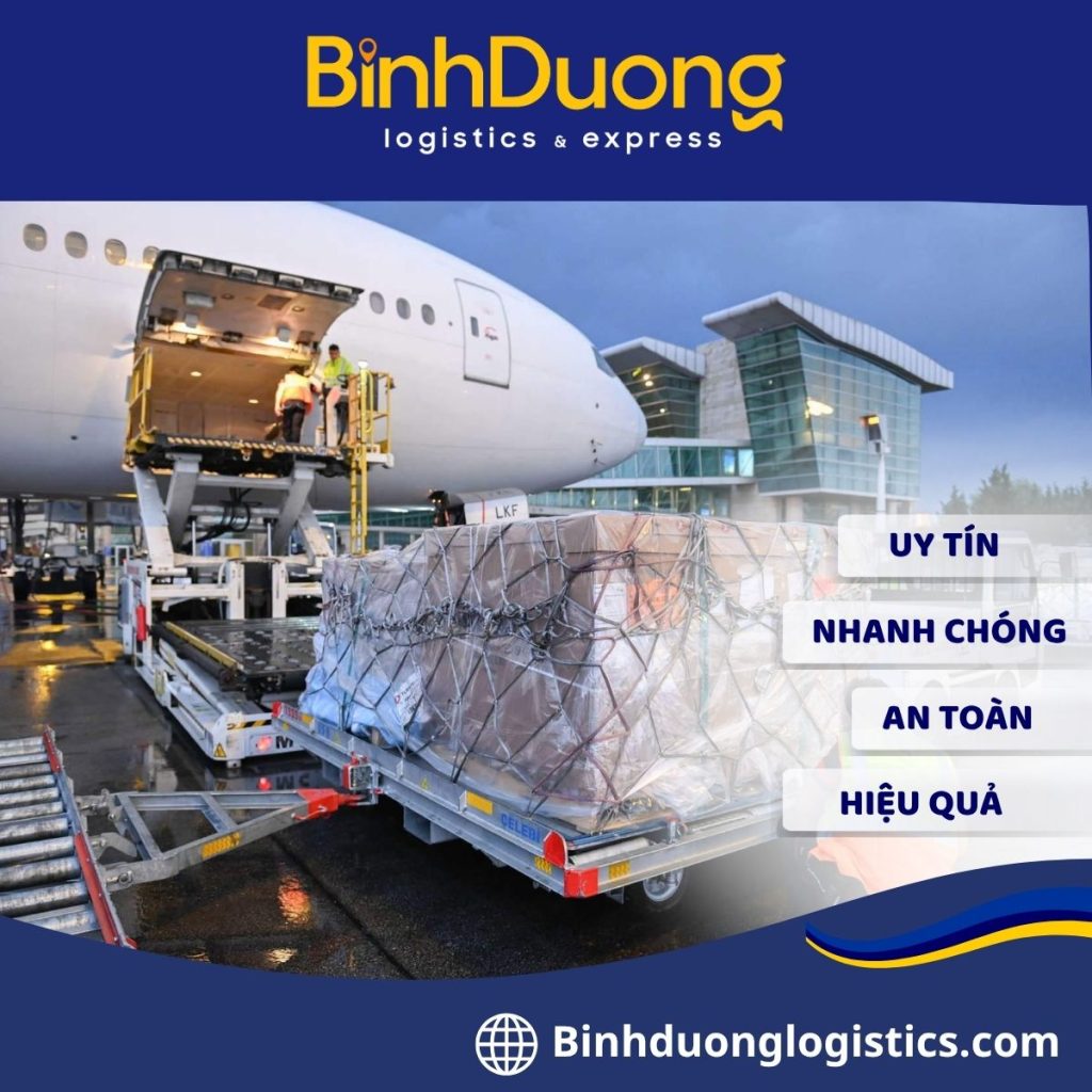 Những rủi ro thường gặp khi vận chuyển hàng hóa bằng đường hàng không Vận chuyển hàng hóa bằng đường hàng không giúp rút ngắn thời gian giao nhận. Phương thức này phù hợp với hàng cần giao nhanh hoặc có giá trị cao. Tuy nhiên, quá trình vận chuyển vẫn có thể phát sinh nhiều rủi ro. Doanh nghiệp cần nắm rõ các vấn đề thường gặp để chủ động phòng tránh. 1. Chậm chuyến và thay đổi lịch bay Nguyên nhân gây chậm trễ Lịch bay có thể thay đổi do thời tiết xấu, sự cố kỹ thuật hoặc tình trạng khai thác sân bay. Vào mùa cao điểm, nhu cầu vận chuyển tăng cũng khiến chỗ trên chuyến bay trở nên hạn chế. Ngay cả khi hàng đã đến sân bay, lô hàng vẫn có thể phải chờ chuyến tiếp theo. Tình trạng này thường xảy ra khi thiếu tải hoặc hàng chưa hoàn tất thủ tục kiểm tra. Ảnh hưởng đến quá trình giao nhận Chậm chuyến làm kéo dài thời gian giao hàng. Điều này có thể ảnh hưởng đến kế hoạch kinh doanh và lịch nhận hàng của đối tác. Với hàng cần sử dụng gấp, việc giao trễ còn gây gián đoạn hoạt động sản xuất. Doanh nghiệp nên xác nhận lịch bay trước khi gửi. Đồng thời, cần theo dõi trạng thái lô hàng và dự trù thời gian cho những tình huống phát sinh. 2. Sai sót chứng từ và khai báo hàng hóa Những lỗi thường gặp Chứng từ vận chuyển cần thể hiện chính xác thông tin người gửi, người nhận, tên hàng và trọng lượng. Thông tin trên vận đơn hàng không (AWB) cần thống nhất với hóa đơn và phiếu đóng gói. Sai địa chỉ, thiếu thông tin liên hệ hoặc mô tả hàng hóa không rõ ràng đều có thể làm chậm quá trình xử lý. Trong một số trường hợp, doanh nghiệp còn phải sửa chứng từ hoặc bổ sung hồ sơ theo yêu cầu. Cách hạn chế sai sót Trước khi bàn giao hàng, người gửi nên kiểm tra toàn bộ thông tin trên chứng từ. Tên hàng, số lượng và trọng lượng cần phù hợp với thực tế. Với những mặt hàng có yêu cầu đặc biệt, doanh nghiệp nên xác nhận trước các giấy tờ cần thiết. Việc chuẩn bị đầy đủ giúp hạn chế sai sót và tránh mất thời gian xử lý lại hồ sơ. 3. Hàng hóa bị hư hỏng trong quá trình vận chuyển Rủi ro khi bốc xếp và trung chuyển Hàng hóa hàng không thường trải qua nhiều công đoạn. Các bước này bao gồm kiểm tra an ninh, phân loại, bốc xếp và bàn giao giữa các đơn vị liên quan. Nếu bao bì không đủ chắc chắn, hàng có thể bị móp méo, nứt vỡ hoặc biến dạng. Đồ điện tử, thiết bị chính xác và sản phẩm bằng thủy tinh cần được bảo vệ cẩn thận. Biện pháp bảo vệ hàng hóa Doanh nghiệp nên lựa chọn bao bì phù hợp với đặc tính từng loại hàng. Cần chèn lót bên trong để hạn chế va đập và xê dịch trong quá trình xử lý. Với hàng dễ vỡ, người gửi nên sử dụng vật liệu bảo vệ chuyên dụng. Trước khi bàn giao, hãy chụp ảnh kiện hàng để lưu lại tình trạng ban đầu. Nếu phát hiện hư hỏng khi nhận hàng, cần ghi nhận ngay và liên hệ đơn vị giao nhận. 4. Hàng bị giữ hoặc từ chối vận chuyển Khai báo không đúng đặc tính hàng hóa Không phải mặt hàng nào cũng được vận chuyển bằng máy bay theo cùng một điều kiện. Một số hàng thuộc nhóm nguy hiểm hoặc cần tuân thủ quy định riêng, chẳng hạn pin lithium, chất lỏng dễ cháy, bình khí và hóa chất. Nếu khai báo không chính xác, hàng có thể bị giữ lại để kiểm tra hoặc bị từ chối vận chuyển. Một số mặt hàng còn chịu hạn chế từ hãng hàng không hoặc quốc gia nhập khẩu. Cách phòng tránh Người gửi cần cung cấp thông tin chính xác về thành phần và đặc tính hàng hóa. Với hàng có pin, chất lỏng hoặc hóa chất, nên xác nhận điều kiện tiếp nhận trước khi đóng gói. Đối với hàng nguy hiểm, doanh nghiệp phải tuân thủ các yêu cầu liên quan đến phân loại, đóng gói và ghi nhãn. Không nên tự kết luận hàng được phép vận chuyển khi chưa kiểm tra quy định áp dụng. 5. Phát sinh chi phí ngoài dự kiến Nguyên nhân tăng chi phí Cước vận chuyển hàng không có thể được tính theo trọng lượng thực tế hoặc trọng lượng thể tích. Mức tính áp dụng phụ thuộc vào quy định của hãng hàng không và dịch vụ được lựa chọn. Nếu kích thước hoặc trọng lượng khai báo không chính xác, cước phí có thể thay đổi sau khi hàng được cân đo lại. Một số khoản khác cũng có thể phát sinh, như phí lưu kho, xử lý hàng đặc biệt hoặc sửa chứng từ. Cách kiểm soát chi phí Doanh nghiệp nên cân và đo hàng trước khi yêu cầu báo giá. Khi làm việc với đơn vị giao nhận, cần xác nhận rõ các khoản phí đã bao gồm và những khoản có thể phát sinh. Việc thống nhất chi phí từ đầu giúp doanh nghiệp chủ động lập ngân sách. Đồng thời, cần lưu lại báo giá và các điều kiện dịch vụ để thuận tiện đối chiếu khi thanh toán. 6. Thất lạc hàng hóa và khó khăn khi truy xuất Rủi ro trong quá trình bàn giao Hàng hóa có thể bị thất lạc hoặc giao nhầm trong quá trình phân loại, trung chuyển và bàn giao. Việc xác minh sẽ khó khăn hơn nếu thông tin kiện hàng không đầy đủ hoặc thiếu dữ liệu theo dõi. Sự cố này có thể làm chậm tiến độ giao nhận. Doanh nghiệp cũng cần thêm thời gian để kiểm tra hành trình và xác định nguyên nhân. Cách hạn chế thất lạc Người gửi nên lưu vận đơn, mã theo dõi và chứng từ bàn giao. Số kiện trên hồ sơ cần khớp với số lượng hàng thực tế. Với lô hàng gồm nhiều kiện, nên đánh dấu từng kiện theo cách thống nhất. Trong quá trình vận chuyển, doanh nghiệp cần theo dõi trạng thái hàng và liên hệ đơn vị giao nhận khi phát hiện thông tin bất thường. 7. Rủi ro về điều kiện bảo quản Hàng hóa nhạy cảm với nhiệt độ và độ ẩm Một số mặt hàng dễ bị ảnh hưởng bởi nhiệt độ, độ ẩm hoặc thời gian vận chuyển. Thực phẩm, dược phẩm và mẫu xét nghiệm có thể cần điều kiện bảo quản riêng. Nếu điều kiện không phù hợp, chất lượng hàng hóa có thể suy giảm. Thời gian chờ xử lý tại sân bay hoặc chậm chuyến cũng làm tăng rủi ro đối với hàng có thời hạn sử dụng ngắn. Cách đảm bảo điều kiện bảo quản Doanh nghiệp cần xác định yêu cầu bảo quản trước khi gửi hàng. Với hàng cần chuỗi lạnh, nên xác nhận khả năng kiểm soát nhiệt độ của đơn vị vận chuyển. Người gửi cũng cần cung cấp đầy đủ thông tin về đặc tính hàng hóa. Không nên mặc định mọi dịch vụ hàng không đều đáp ứng cùng một điều kiện bảo quản. 8. Cách giảm rủi ro khi gửi hàng bằng đường hàng không Kiểm tra trước khi gửi Trước khi đặt dịch vụ, doanh nghiệp cần xác nhận hàng có được tiếp nhận hay không. Đồng thời, cần kiểm tra kích thước, trọng lượng, yêu cầu đóng gói và chứng từ liên quan. Theo dõi trong quá trình vận chuyển Sau khi bàn giao, người gửi nên lưu mã vận đơn và theo dõi trạng thái lô hàng. Nếu lịch bay thay đổi hoặc thông tin cập nhật bất thường, cần liên hệ đơn vị giao nhận để kiểm tra. Kiểm tra khi nhận hàng Khi hàng đến nơi, người nhận cần kiểm tra số lượng và tình trạng bao bì. Nếu phát hiện thiếu kiện hoặc hư hỏng, hãy ghi nhận ngay và lưu lại hình ảnh làm căn cứ xử lý. Doanh nghiệp cũng nên tìm hiểu điều kiện bảo hiểm, phạm vi trách nhiệm và thời hạn khiếu nại. Những thông tin này cần được xác nhận trước khi vận chuyển. Kết luận Vận chuyển hàng hóa bằng đường hàng không có lợi thế về tốc độ nhưng vẫn tiềm ẩn nhiều rủi ro. Chậm chuyến, sai chứng từ, hư hỏng và phát sinh chi phí đều có thể ảnh hưởng đến hiệu quả giao nhận. Doanh nghiệp cần chuẩn bị thông tin chính xác và lựa chọn phương án đóng gói phù hợp. Việc theo dõi hành trình cũng giúp phát hiện sự cố sớm hơn. Khi lựa chọn đơn vị giao nhận, nên ưu tiên đơn vị tư vấn rõ ràng và có khả năng phối hợp xử lý khi phát sinh vấn đề.