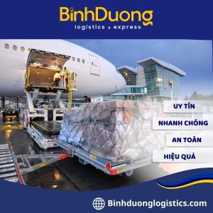 Những rủi ro thường gặp khi vận chuyển hàng hóa bằng đường hàng không Vận chuyển hàng hóa bằng đường hàng không giúp rút ngắn thời gian giao nhận. Phương thức này phù hợp với hàng cần giao nhanh hoặc có giá trị cao. Tuy nhiên, quá trình vận chuyển vẫn có thể phát sinh nhiều rủi ro. Doanh nghiệp cần nắm rõ các vấn đề thường gặp để chủ động phòng tránh. 1. Chậm chuyến và thay đổi lịch bay Nguyên nhân gây chậm trễ Lịch bay có thể thay đổi do thời tiết xấu, sự cố kỹ thuật hoặc tình trạng khai thác sân bay. Vào mùa cao điểm, nhu cầu vận chuyển tăng cũng khiến chỗ trên chuyến bay trở nên hạn chế. Ngay cả khi hàng đã đến sân bay, lô hàng vẫn có thể phải chờ chuyến tiếp theo. Tình trạng này thường xảy ra khi thiếu tải hoặc hàng chưa hoàn tất thủ tục kiểm tra. Ảnh hưởng đến quá trình giao nhận Chậm chuyến làm kéo dài thời gian giao hàng. Điều này có thể ảnh hưởng đến kế hoạch kinh doanh và lịch nhận hàng của đối tác. Với hàng cần sử dụng gấp, việc giao trễ còn gây gián đoạn hoạt động sản xuất. Doanh nghiệp nên xác nhận lịch bay trước khi gửi. Đồng thời, cần theo dõi trạng thái lô hàng và dự trù thời gian cho những tình huống phát sinh. 2. Sai sót chứng từ và khai báo hàng hóa Những lỗi thường gặp Chứng từ vận chuyển cần thể hiện chính xác thông tin người gửi, người nhận, tên hàng và trọng lượng. Thông tin trên vận đơn hàng không (AWB) cần thống nhất với hóa đơn và phiếu đóng gói. Sai địa chỉ, thiếu thông tin liên hệ hoặc mô tả hàng hóa không rõ ràng đều có thể làm chậm quá trình xử lý. Trong một số trường hợp, doanh nghiệp còn phải sửa chứng từ hoặc bổ sung hồ sơ theo yêu cầu. Cách hạn chế sai sót Trước khi bàn giao hàng, người gửi nên kiểm tra toàn bộ thông tin trên chứng từ. Tên hàng, số lượng và trọng lượng cần phù hợp với thực tế. Với những mặt hàng có yêu cầu đặc biệt, doanh nghiệp nên xác nhận trước các giấy tờ cần thiết. Việc chuẩn bị đầy đủ giúp hạn chế sai sót và tránh mất thời gian xử lý lại hồ sơ. 3. Hàng hóa bị hư hỏng trong quá trình vận chuyển Rủi ro khi bốc xếp và trung chuyển Hàng hóa hàng không thường trải qua nhiều công đoạn. Các bước này bao gồm kiểm tra an ninh, phân loại, bốc xếp và bàn giao giữa các đơn vị liên quan. Nếu bao bì không đủ chắc chắn, hàng có thể bị móp méo, nứt vỡ hoặc biến dạng. Đồ điện tử, thiết bị chính xác và sản phẩm bằng thủy tinh cần được bảo vệ cẩn thận. Biện pháp bảo vệ hàng hóa Doanh nghiệp nên lựa chọn bao bì phù hợp với đặc tính từng loại hàng. Cần chèn lót bên trong để hạn chế va đập và xê dịch trong quá trình xử lý. Với hàng dễ vỡ, người gửi nên sử dụng vật liệu bảo vệ chuyên dụng. Trước khi bàn giao, hãy chụp ảnh kiện hàng để lưu lại tình trạng ban đầu. Nếu phát hiện hư hỏng khi nhận hàng, cần ghi nhận ngay và liên hệ đơn vị giao nhận. 4. Hàng bị giữ hoặc từ chối vận chuyển Khai báo không đúng đặc tính hàng hóa Không phải mặt hàng nào cũng được vận chuyển bằng máy bay theo cùng một điều kiện. Một số hàng thuộc nhóm nguy hiểm hoặc cần tuân thủ quy định riêng, chẳng hạn pin lithium, chất lỏng dễ cháy, bình khí và hóa chất. Nếu khai báo không chính xác, hàng có thể bị giữ lại để kiểm tra hoặc bị từ chối vận chuyển. Một số mặt hàng còn chịu hạn chế từ hãng hàng không hoặc quốc gia nhập khẩu. Cách phòng tránh Người gửi cần cung cấp thông tin chính xác về thành phần và đặc tính hàng hóa. Với hàng có pin, chất lỏng hoặc hóa chất, nên xác nhận điều kiện tiếp nhận trước khi đóng gói. Đối với hàng nguy hiểm, doanh nghiệp phải tuân thủ các yêu cầu liên quan đến phân loại, đóng gói và ghi nhãn. Không nên tự kết luận hàng được phép vận chuyển khi chưa kiểm tra quy định áp dụng. 5. Phát sinh chi phí ngoài dự kiến Nguyên nhân tăng chi phí Cước vận chuyển hàng không có thể được tính theo trọng lượng thực tế hoặc trọng lượng thể tích. Mức tính áp dụng phụ thuộc vào quy định của hãng hàng không và dịch vụ được lựa chọn. Nếu kích thước hoặc trọng lượng khai báo không chính xác, cước phí có thể thay đổi sau khi hàng được cân đo lại. Một số khoản khác cũng có thể phát sinh, như phí lưu kho, xử lý hàng đặc biệt hoặc sửa chứng từ. Cách kiểm soát chi phí Doanh nghiệp nên cân và đo hàng trước khi yêu cầu báo giá. Khi làm việc với đơn vị giao nhận, cần xác nhận rõ các khoản phí đã bao gồm và những khoản có thể phát sinh. Việc thống nhất chi phí từ đầu giúp doanh nghiệp chủ động lập ngân sách. Đồng thời, cần lưu lại báo giá và các điều kiện dịch vụ để thuận tiện đối chiếu khi thanh toán. 6. Thất lạc hàng hóa và khó khăn khi truy xuất Rủi ro trong quá trình bàn giao Hàng hóa có thể bị thất lạc hoặc giao nhầm trong quá trình phân loại, trung chuyển và bàn giao. Việc xác minh sẽ khó khăn hơn nếu thông tin kiện hàng không đầy đủ hoặc thiếu dữ liệu theo dõi. Sự cố này có thể làm chậm tiến độ giao nhận. Doanh nghiệp cũng cần thêm thời gian để kiểm tra hành trình và xác định nguyên nhân. Cách hạn chế thất lạc Người gửi nên lưu vận đơn, mã theo dõi và chứng từ bàn giao. Số kiện trên hồ sơ cần khớp với số lượng hàng thực tế. Với lô hàng gồm nhiều kiện, nên đánh dấu từng kiện theo cách thống nhất. Trong quá trình vận chuyển, doanh nghiệp cần theo dõi trạng thái hàng và liên hệ đơn vị giao nhận khi phát hiện thông tin bất thường. 7. Rủi ro về điều kiện bảo quản Hàng hóa nhạy cảm với nhiệt độ và độ ẩm Một số mặt hàng dễ bị ảnh hưởng bởi nhiệt độ, độ ẩm hoặc thời gian vận chuyển. Thực phẩm, dược phẩm và mẫu xét nghiệm có thể cần điều kiện bảo quản riêng. Nếu điều kiện không phù hợp, chất lượng hàng hóa có thể suy giảm. Thời gian chờ xử lý tại sân bay hoặc chậm chuyến cũng làm tăng rủi ro đối với hàng có thời hạn sử dụng ngắn. Cách đảm bảo điều kiện bảo quản Doanh nghiệp cần xác định yêu cầu bảo quản trước khi gửi hàng. Với hàng cần chuỗi lạnh, nên xác nhận khả năng kiểm soát nhiệt độ của đơn vị vận chuyển. Người gửi cũng cần cung cấp đầy đủ thông tin về đặc tính hàng hóa. Không nên mặc định mọi dịch vụ hàng không đều đáp ứng cùng một điều kiện bảo quản. 8. Cách giảm rủi ro khi gửi hàng bằng đường hàng không Kiểm tra trước khi gửi Trước khi đặt dịch vụ, doanh nghiệp cần xác nhận hàng có được tiếp nhận hay không. Đồng thời, cần kiểm tra kích thước, trọng lượng, yêu cầu đóng gói và chứng từ liên quan. Theo dõi trong quá trình vận chuyển Sau khi bàn giao, người gửi nên lưu mã vận đơn và theo dõi trạng thái lô hàng. Nếu lịch bay thay đổi hoặc thông tin cập nhật bất thường, cần liên hệ đơn vị giao nhận để kiểm tra. Kiểm tra khi nhận hàng Khi hàng đến nơi, người nhận cần kiểm tra số lượng và tình trạng bao bì. Nếu phát hiện thiếu kiện hoặc hư hỏng, hãy ghi nhận ngay và lưu lại hình ảnh làm căn cứ xử lý. Doanh nghiệp cũng nên tìm hiểu điều kiện bảo hiểm, phạm vi trách nhiệm và thời hạn khiếu nại. Những thông tin này cần được xác nhận trước khi vận chuyển. Kết luận Vận chuyển hàng hóa bằng đường hàng không có lợi thế về tốc độ nhưng vẫn tiềm ẩn nhiều rủi ro. Chậm chuyến, sai chứng từ, hư hỏng và phát sinh chi phí đều có thể ảnh hưởng đến hiệu quả giao nhận. Doanh nghiệp cần chuẩn bị thông tin chính xác và lựa chọn phương án đóng gói phù hợp. Việc theo dõi hành trình cũng giúp phát hiện sự cố sớm hơn. Khi lựa chọn đơn vị giao nhận, nên ưu tiên đơn vị tư vấn rõ ràng và có khả năng phối hợp xử lý khi phát sinh vấn đề.