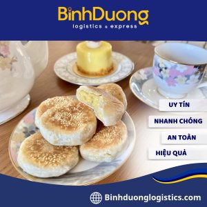 Gửi bánh hạt dẻ sang Nhật Bản – Giải pháp vận chuyển thực phẩm khô an toàn cho kiều bào Việt Bánh hạt dẻ là món đặc sản được nhiều người yêu thích khi đến Sa Pa. Với hương vị bùi béo và lớp vỏ thơm ngon, loại bánh này còn phù hợp để làm quà cho người thân. Nhiều gia đình muốn gửi bánh sang Nhật Bản để người thân thưởng thức hương vị quê nhà. Tuy nhiên, vận chuyển thực phẩm đi nước ngoài cần được kiểm tra kỹ. Người gửi cần chú ý đến cách đóng gói, thời hạn sử dụng và quy định nhập khẩu. Lựa chọn dịch vụ vận chuyển phù hợp sẽ giúp quá trình gửi hàng thuận lợi hơn. 1. Bánh hạt dẻ có thể gửi từ Việt Nam sang Nhật Bản không? Bánh hạt dẻ thường có lớp vỏ làm từ bột mì và phần nhân hạt dẻ nghiền nhuyễn. Một số loại còn sử dụng bơ, đậu xanh hoặc các nguyên liệu khác. Đây là loại thực phẩm đã qua chế biến. Tuy nhiên, khả năng gửi sang Nhật còn phụ thuộc vào thành phần và cách sản xuất. Người gửi cần cung cấp thông tin chính xác về sản phẩm để đơn vị vận chuyển kiểm tra. Những thông tin cần chuẩn bị gồm: Tên sản phẩm và thành phần nguyên liệu. Nguồn gốc và nơi sản xuất. Ngày sản xuất và hạn sử dụng. Khối lượng và số lượng bánh. Bao bì và tình trạng bảo quản. Không phải mọi loại bánh hạt dẻ đều được chấp nhận vận chuyển. Vì vậy, bạn nên xác nhận điều kiện nhập khẩu trước khi gửi hàng. 2. Những lưu ý khi gửi bánh hạt dẻ sang Nhật Bản 2.1. Kiểm tra quy định nhập khẩu thực phẩm Nhật Bản có quy định riêng đối với hàng hóa nhập khẩu. Bánh hạt dẻ cần được xem xét theo thành phần và mục đích sử dụng. Hàng gửi làm quà cho người thân có thể được áp dụng quy trình khác với hàng nhập để kinh doanh. Đối với thực phẩm nhập khẩu để bán hoặc sử dụng trong hoạt động kinh doanh, Nhật Bản yêu cầu khai báo theo Luật Vệ sinh thực phẩm. Nguồn: Bộ Y tế, Lao động và Phúc lợi Nhật Bản. Người gửi nên cung cấp đầy đủ thành phần bánh. Nếu sản phẩm có nguyên liệu từ động vật, cần kiểm tra thêm các quy định liên quan. Việc đóng gói kín không đồng nghĩa với việc hàng chắc chắn được phép nhập khẩu. 2.2. Đóng gói để hạn chế bánh bị vỡ Bánh hạt dẻ thường có kết cấu mềm và dễ nứt khi chịu lực. Quá trình vận chuyển quốc tế còn có nhiều công đoạn xếp dỡ. Vì vậy, đóng gói cẩn thận là bước không nên bỏ qua. Một số cách đóng gói phù hợp gồm: Giữ bánh trong bao bì kín của nhà sản xuất. Xếp bánh vào hộp cứng có kích thước phù hợp. Chèn vật liệu bảo vệ để hạn chế xê dịch. Dùng thùng carton chắc chắn cho kiện hàng. Dán kín các mép thùng trước khi bàn giao. Không nên xếp quá nhiều bánh trong một hộp. Áp lực giữa các lớp có thể làm bánh biến dạng. Bao bì cũng cần sạch và khô trong suốt quá trình chuẩn bị. 2.3. Chú ý hạn sử dụng và điều kiện bảo quản Bánh hạt dẻ có thể sử dụng nguyên liệu dễ bị ảnh hưởng bởi nhiệt độ và độ ẩm. Thời hạn bảo quản còn phụ thuộc vào công thức và quy trình sản xuất. Người gửi nên chọn bánh có hạn sử dụng phù hợp với thời gian vận chuyển. Ưu tiên sản phẩm có nhãn thông tin rõ ràng và bao bì nguyên vẹn. Không nên tự ý hút chân không hoặc thay đổi bao bì khi chưa xác nhận yêu cầu của nhà sản xuất. Với bánh cần bảo quản lạnh, cần thông báo trước để kiểm tra phương án vận chuyển thích hợp. 3. Quy trình gửi bánh hạt dẻ sang Nhật Bản Quy trình gửi hàng thường gồm các bước sau: Bước 1: Tiếp nhận thông tin hàng hóa Người gửi cung cấp hình ảnh, thành phần, số lượng và trọng lượng bánh. Đơn vị vận chuyển dựa vào đó để kiểm tra khả năng tiếp nhận. Bước 2: Kiểm tra điều kiện vận chuyển Đơn vị vận chuyển xác minh quy định nhập khẩu và điều kiện của hãng vận chuyển. Nếu sản phẩm không đáp ứng yêu cầu, cần thông báo trước cho khách hàng. Bước 3: Đóng gói và chuẩn bị thông tin Bánh được đóng gói phù hợp với đặc tính hàng hóa. Người gửi cung cấp thông tin người nhận tại Nhật Bản. Nội dung khai báo phải chính xác và thống nhất với kiện hàng. Bước 4: Tiếp nhận và vận chuyển Sau khi xác nhận đủ điều kiện, hàng được bàn giao để vận chuyển quốc tế. Người gửi nên lưu lại mã vận đơn để theo dõi hành trình. Bước 5: Theo dõi quá trình giao hàng Kiện hàng có thể được kiểm tra trong quá trình thông quan. Thời gian nhận hàng phụ thuộc vào tuyến vận chuyển và tình trạng xử lý tại cửa khẩu. Người gửi cần phối hợp bổ sung thông tin nếu được yêu cầu. 4. Lựa chọn giải pháp vận chuyển phù hợp Vận chuyển hàng không có thể phù hợp với những kiện bánh nhỏ, cần giao nhanh. Phương án này giúp rút ngắn thời gian di chuyển so với nhiều hình thức vận tải khác. Tuy nhiên, thời gian toàn trình còn bao gồm khâu tiếp nhận, xử lý hàng và thông quan. Vì vậy, người gửi nên xác nhận thời gian dự kiến trước khi sử dụng dịch vụ. Khi lựa chọn đơn vị vận chuyển, bạn nên quan tâm đến các yếu tố sau: Khả năng tiếp nhận thực phẩm khô đi Nhật Bản. Hướng dẫn đóng gói và khai báo hàng hóa. Phương án theo dõi hành trình. Cách xử lý khi phát sinh kiểm tra hoặc chậm trễ. Chi phí dự kiến theo trọng lượng và kích thước kiện hàng. Đối với hàng thực phẩm, việc xác nhận khả năng nhập khẩu cần được thực hiện trước khi chốt lịch gửi. Điều này giúp hạn chế rủi ro phát sinh trong quá trình vận chuyển. 5. Gửi bánh hạt dẻ sang Nhật Bản cùng dịch vụ vận chuyển quốc tế Bánh hạt dẻ không chỉ là món ăn đặc sản. Đây còn là món quà mang hương vị quê nhà dành cho người Việt đang sinh sống tại Nhật Bản. Để gửi hàng thuận lợi, người gửi cần chuẩn bị sản phẩm có nguồn gốc rõ ràng. Bao bì phải phù hợp và thông tin khai báo cần chính xác. Quan trọng nhất là xác nhận quy định nhập khẩu trước khi gửi. Nếu có nhu cầu vận chuyển bánh hạt dẻ hoặc các loại thực phẩm khô khác sang Nhật Bản, bạn nên cung cấp thông tin sản phẩm để được kiểm tra điều kiện tiếp nhận. Việc chuẩn bị đầy đủ ngay từ đầu sẽ giúp quá trình gửi hàng chủ động và hạn chế những vấn đề không mong muốn.