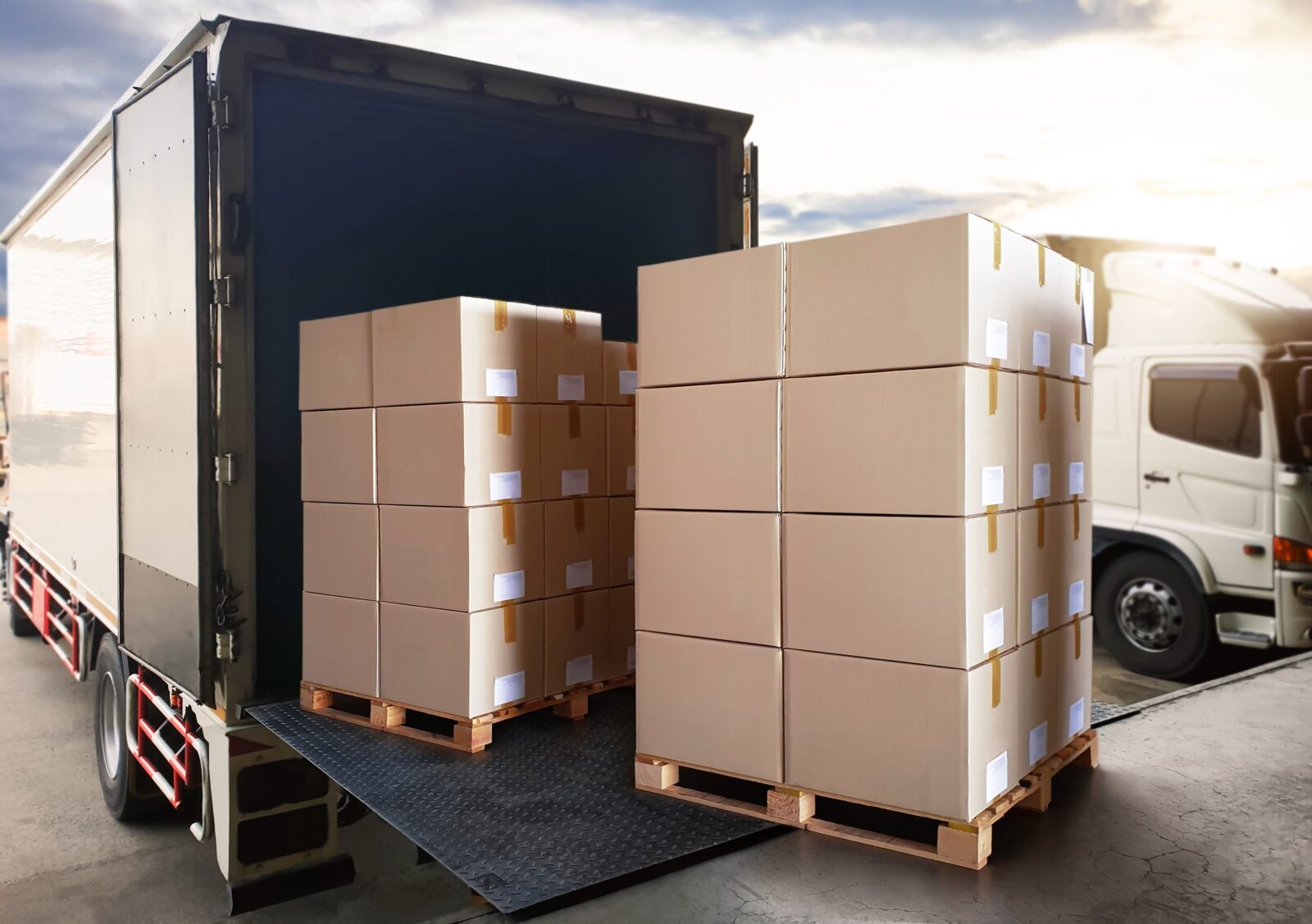 Hàng dài, hàng pallet: Chọn xe thế nào để không trả tiền dư tải?